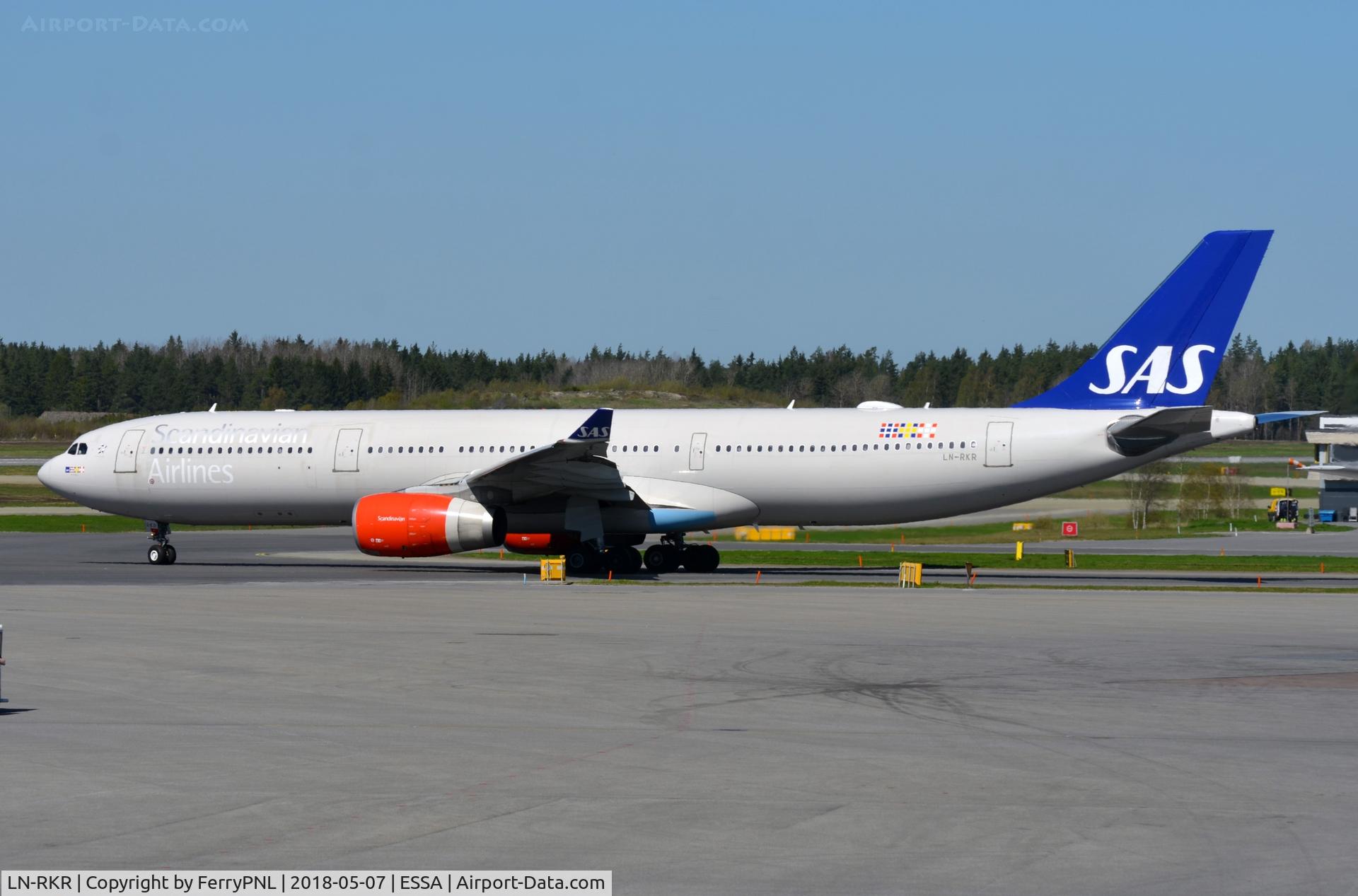 LN-RKR, 2015 Airbus A330-343E C/N 1660, SAS A333 taxying to the runway