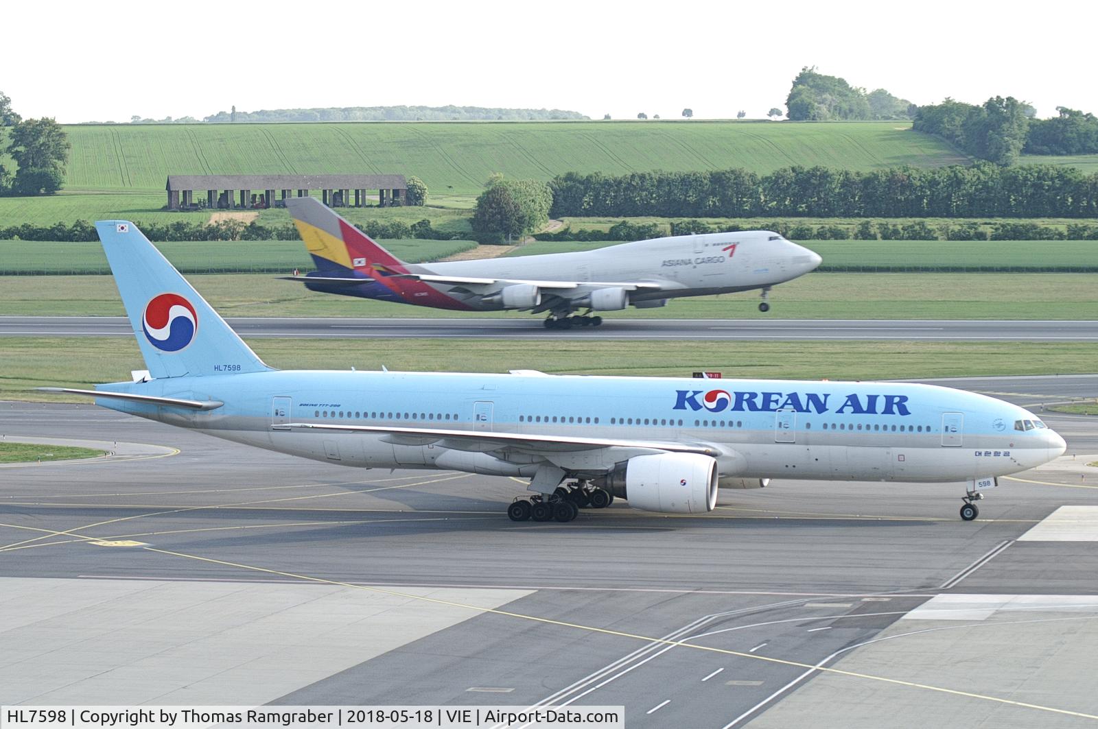 HL7598, 1988 Boeing 777-2B5/ER C/N 27949, Korean Air Boeing 777-200