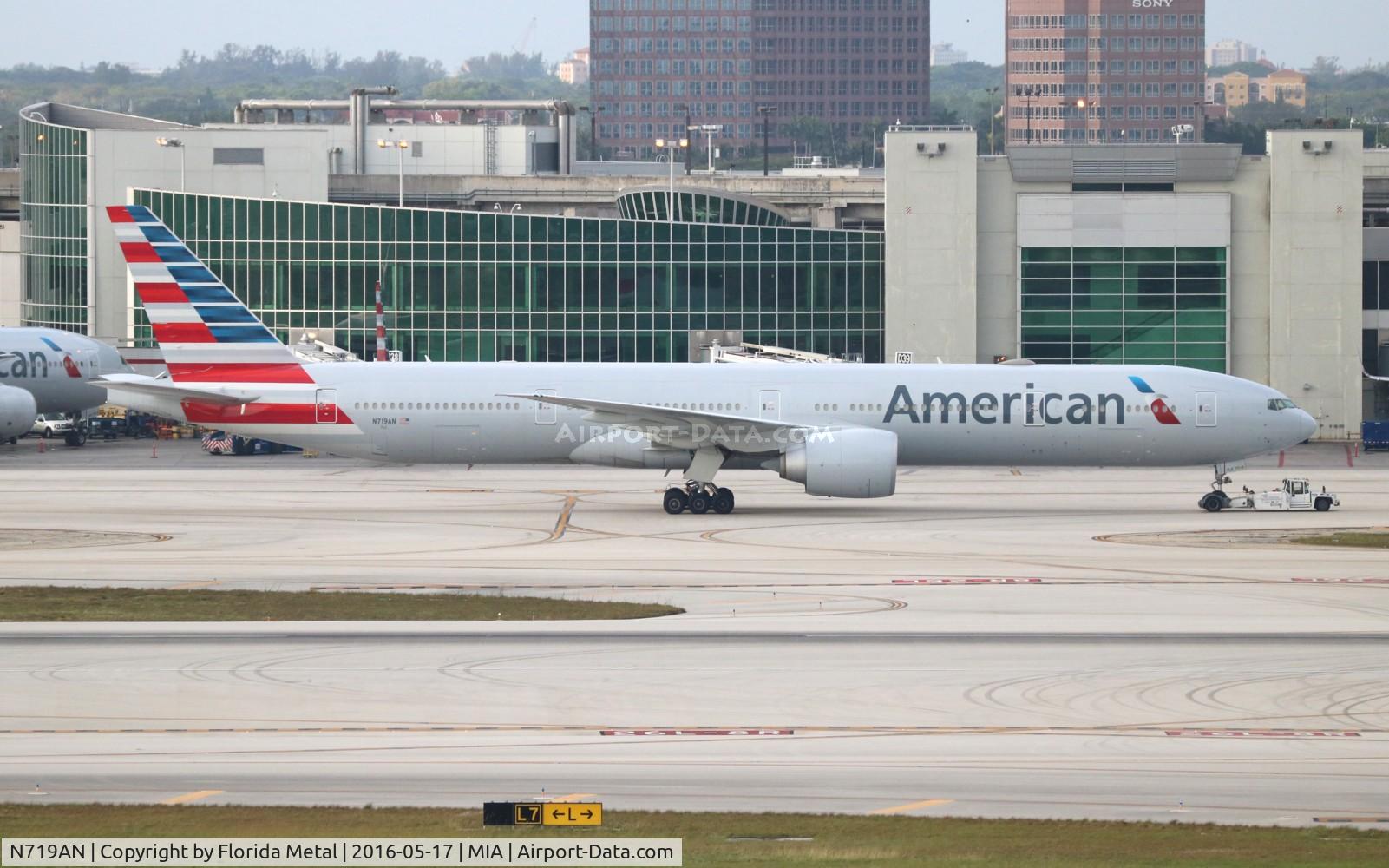 N719AN, 2013 Boeing 777-323/ER C/N 41668, American