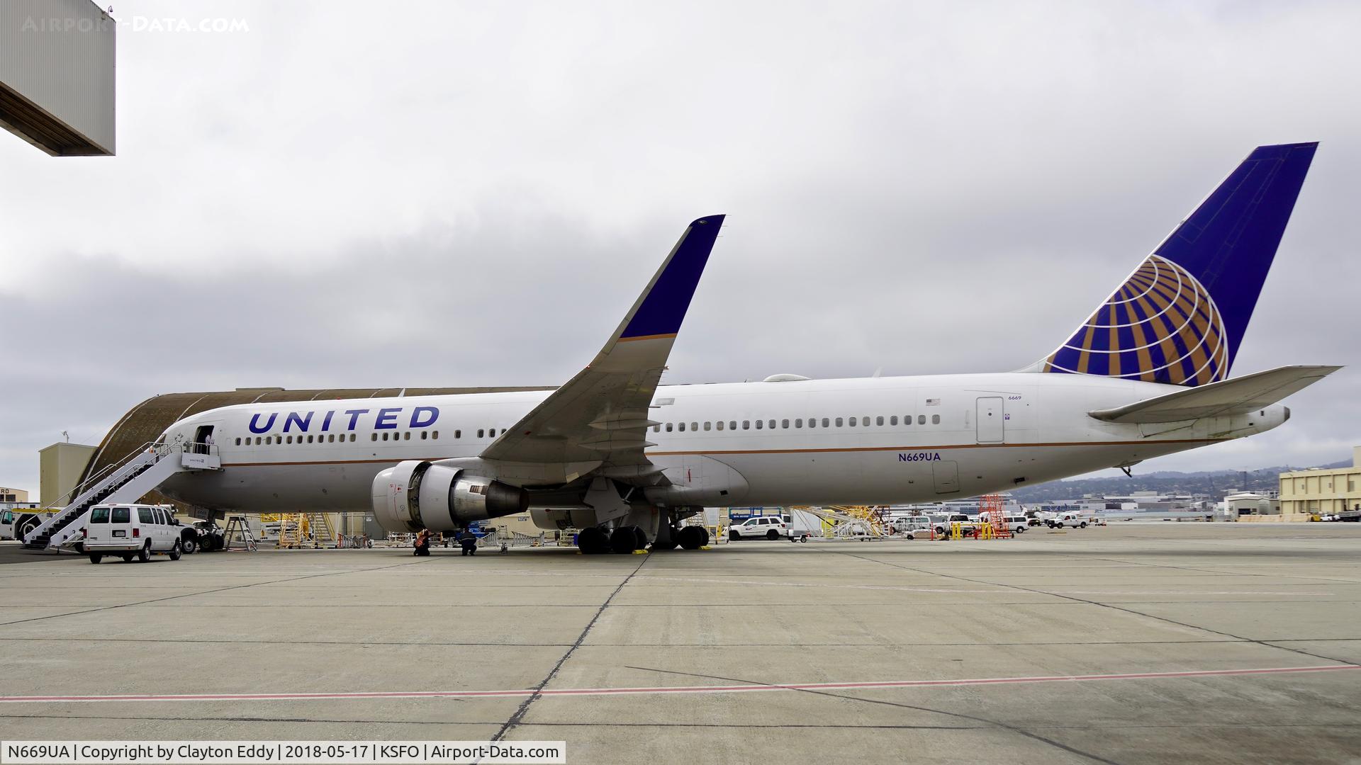 N669UA, 1999 Boeing 767-322 C/N 30025, SFO 2018.