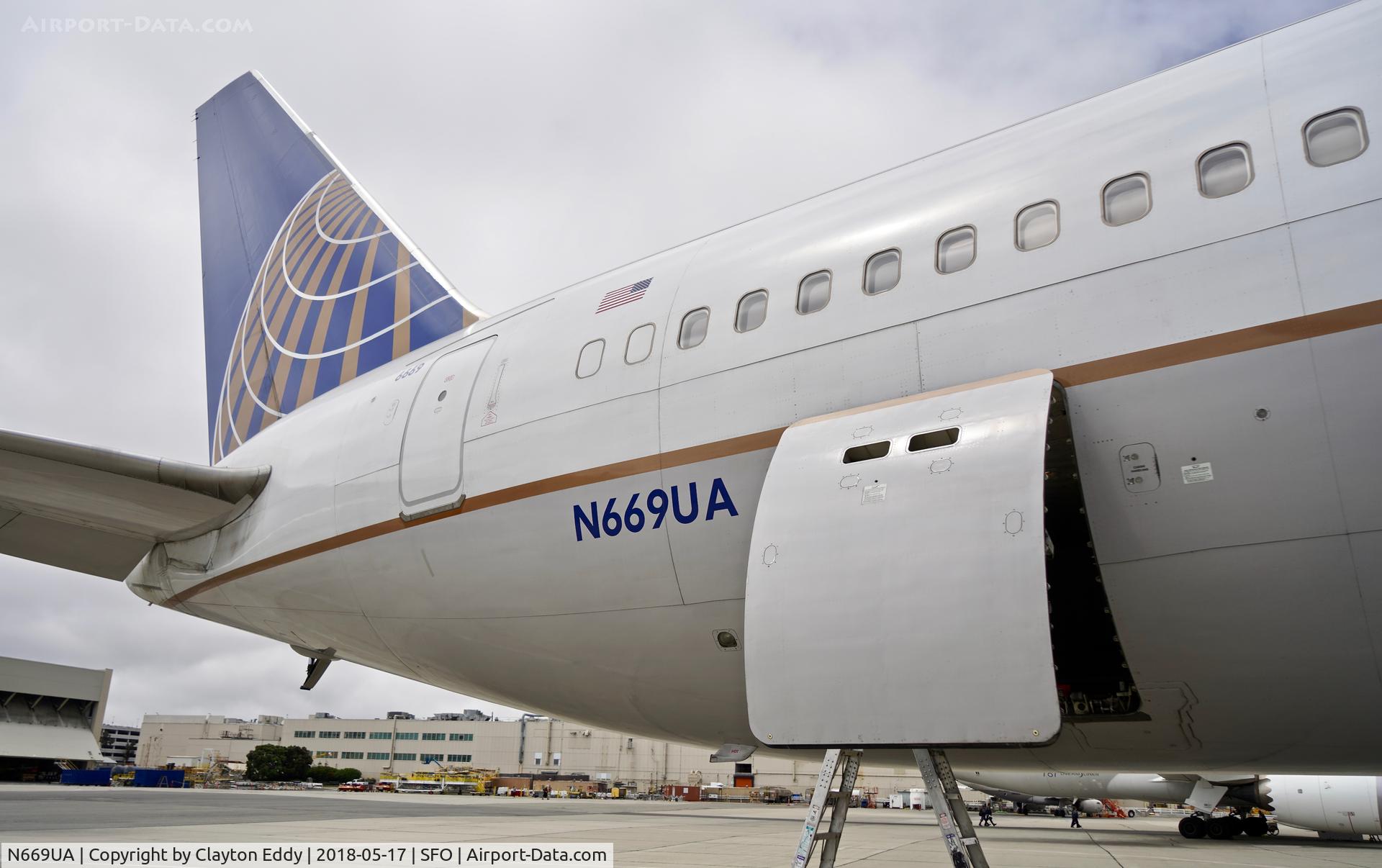 N669UA, 1999 Boeing 767-322 C/N 30025, SFO 2018.