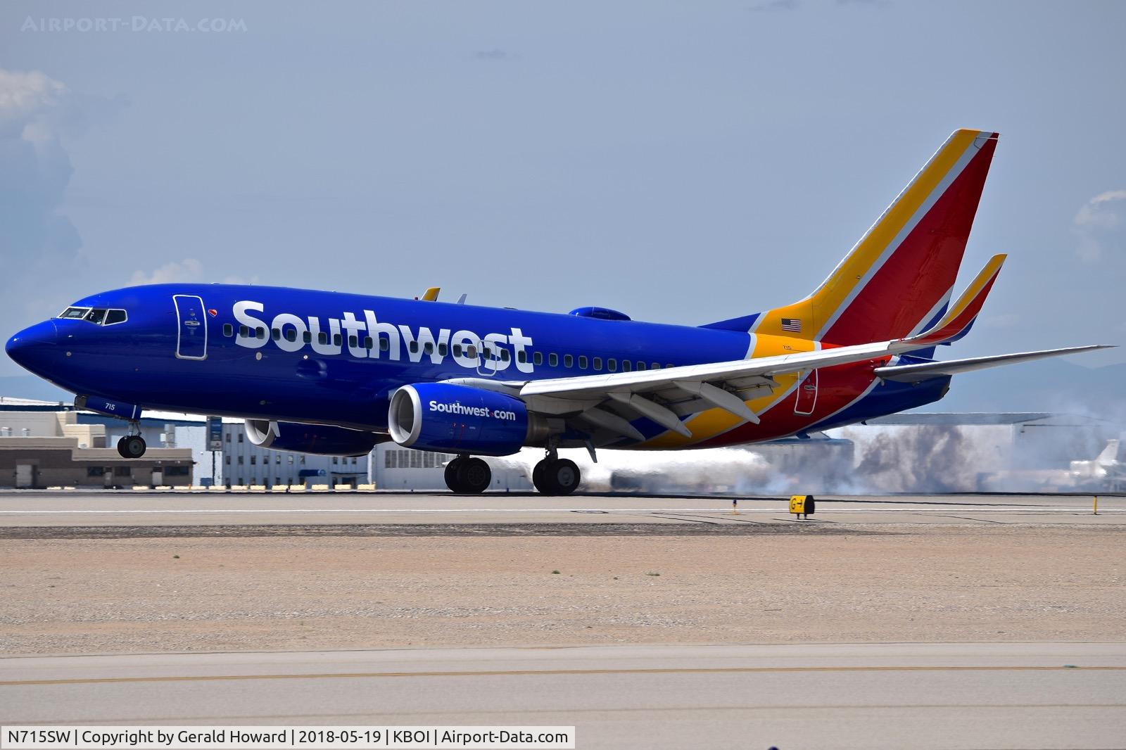 N715SW, 1998 Boeing 737-7H4 C/N 27849, Landing RWY 10L.