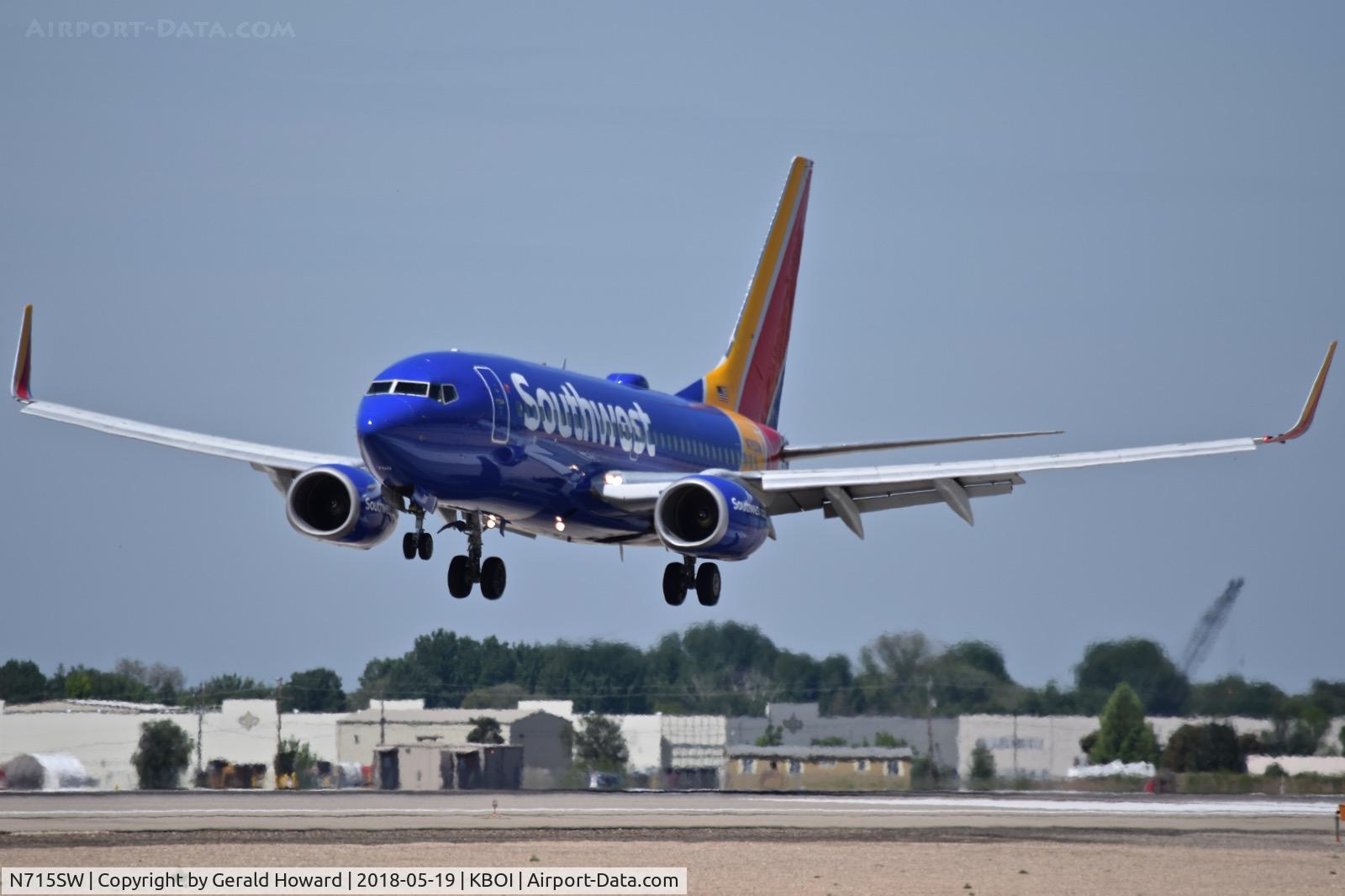 N715SW, 1998 Boeing 737-7H4 C/N 27849, Landing RWY 10L.
