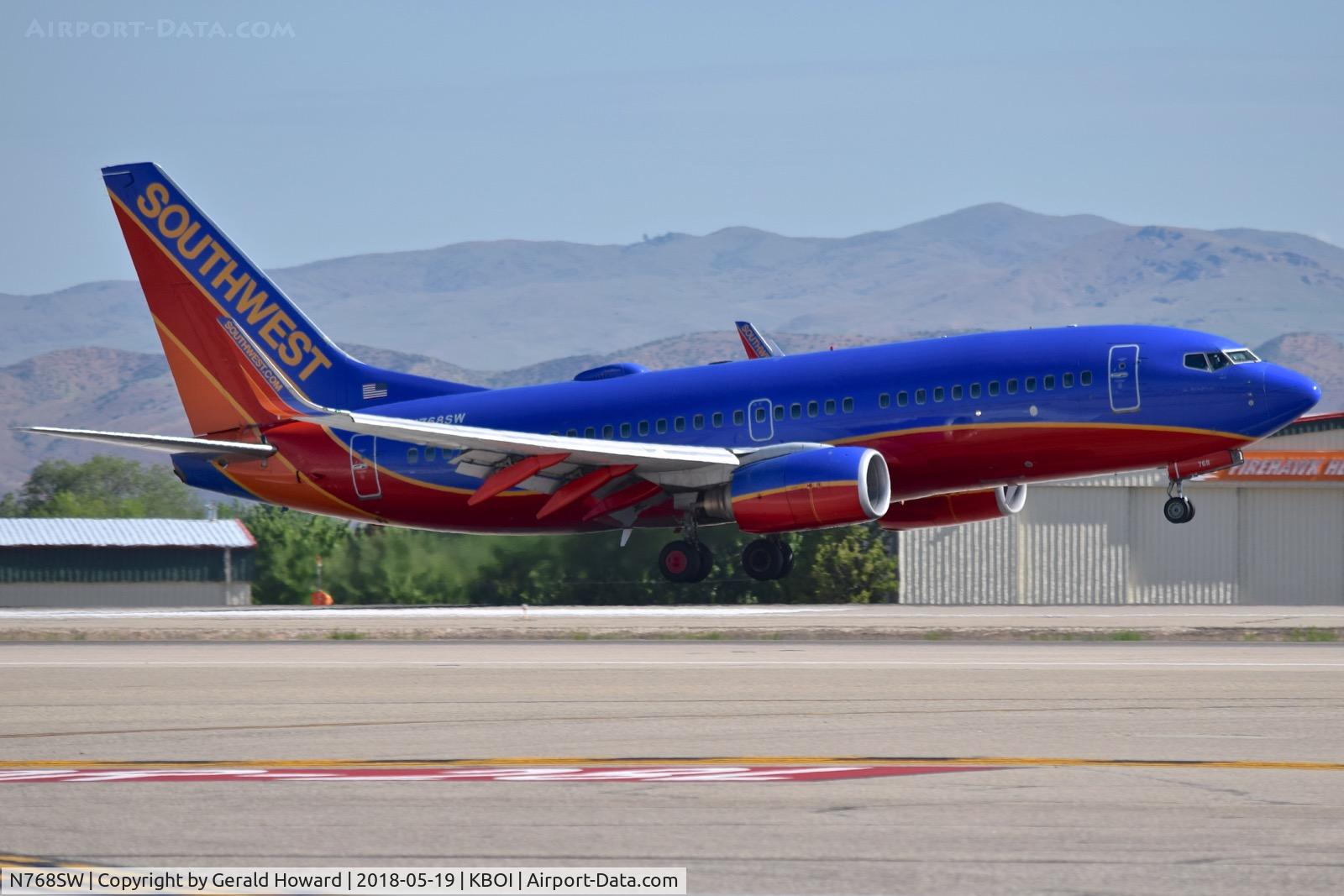 N768SW, 2000 Boeing 737-7H4 C/N 30587, Landing RWY 10L.