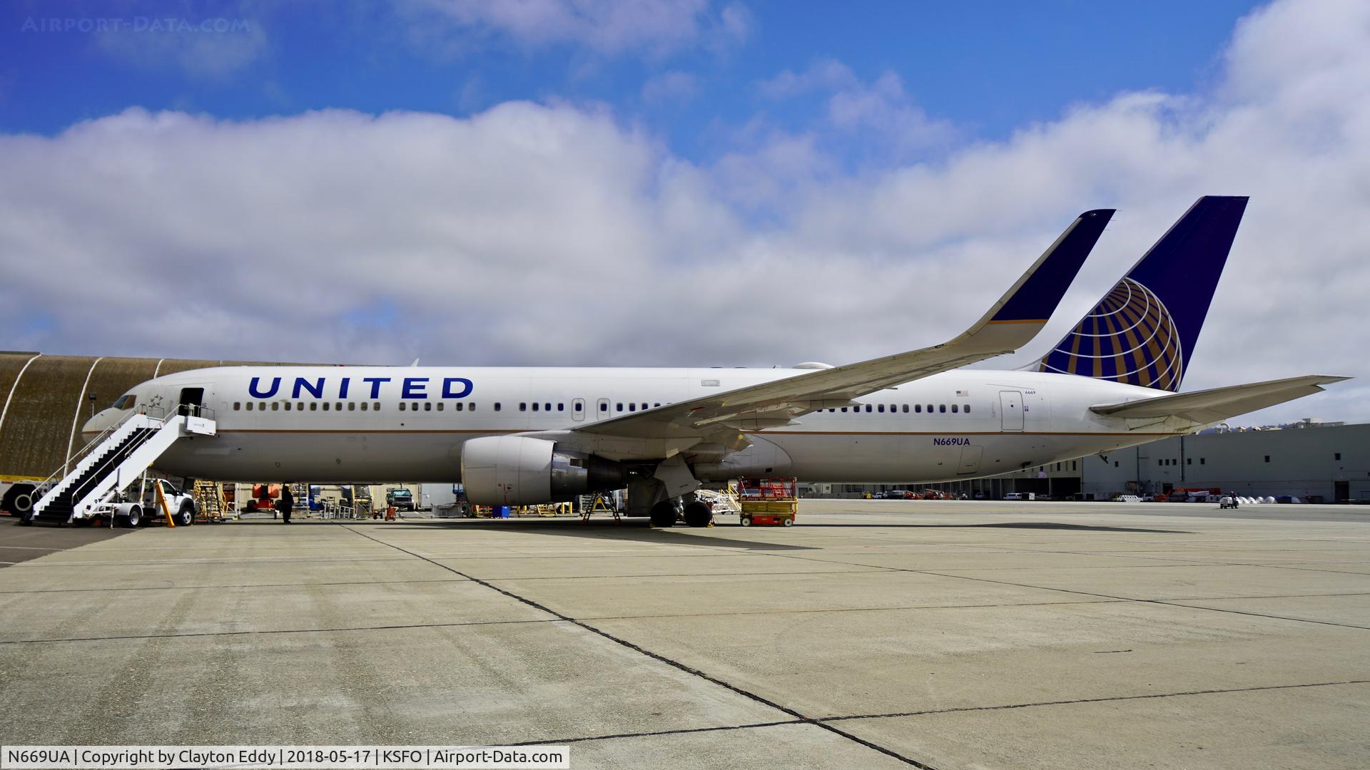 N669UA, 1999 Boeing 767-322 C/N 30025, SFO 2018.
