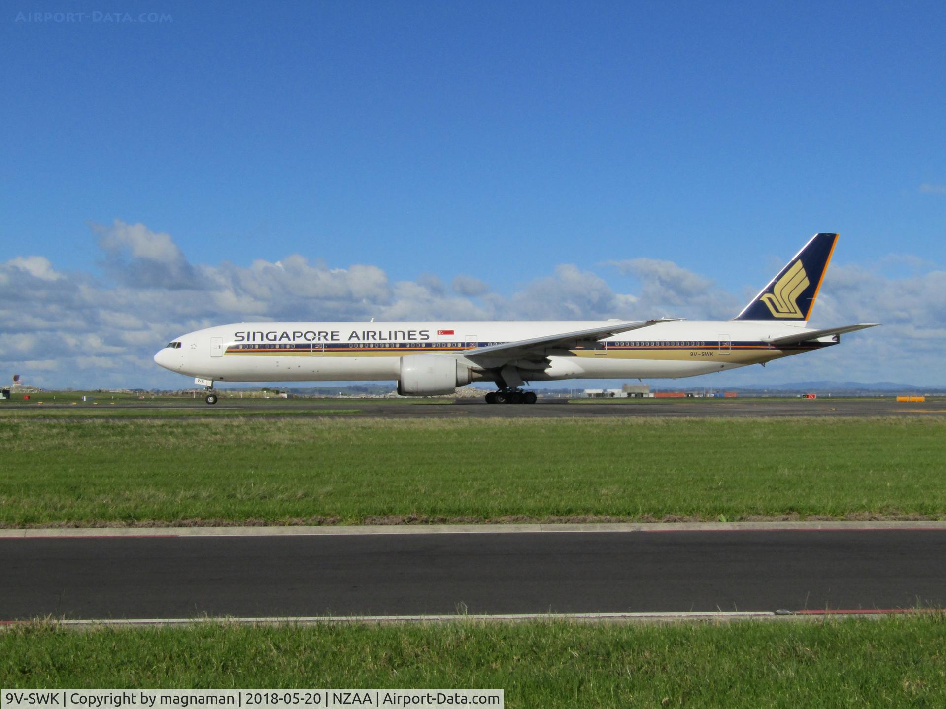 9V-SWK, 2007 Boeing 777-312/ER C/N 34576, taxying to leave AKL