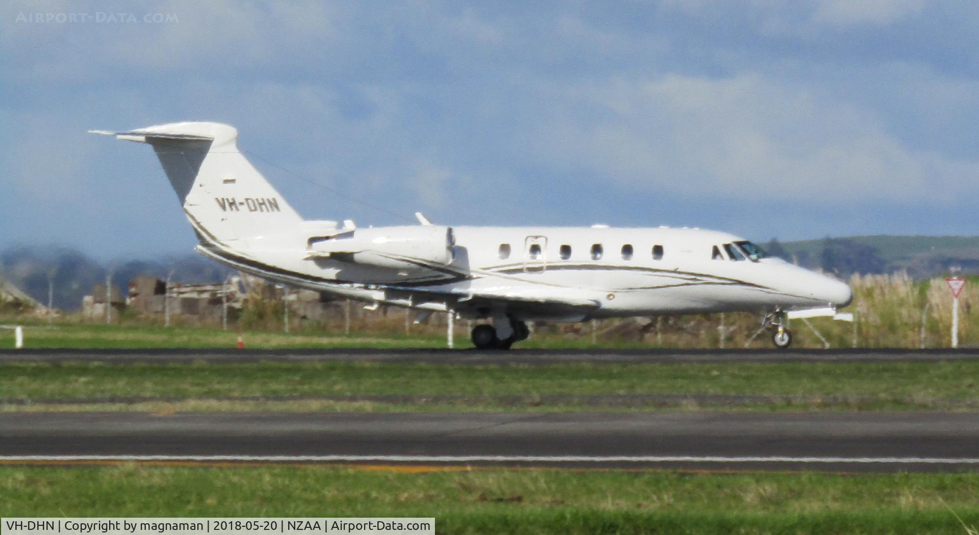 VH-DHN, 1993 Cessna 650 Citation VII C/N 650-7011, taking off back to oZ