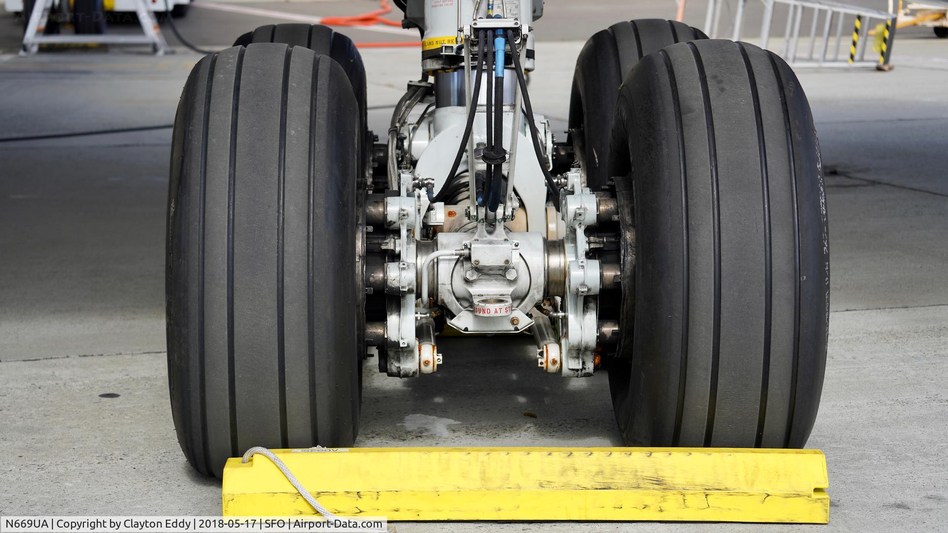 N669UA, 1999 Boeing 767-322 C/N 30025, SFO 2018.