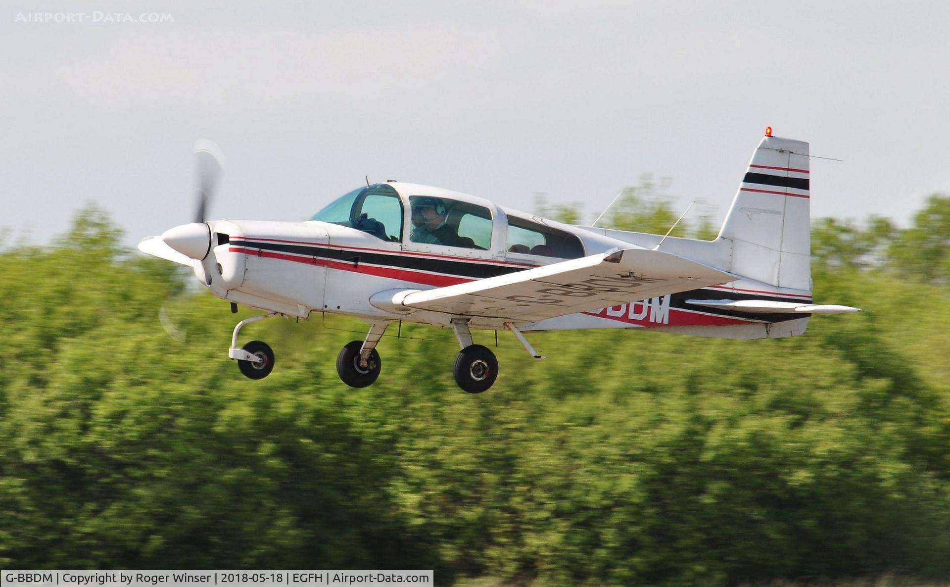 G-BBDM, 1973 Grumman American AA-5 Traveler C/N AA5-0407, Visiting AA-5 Traveler departing runway 22.