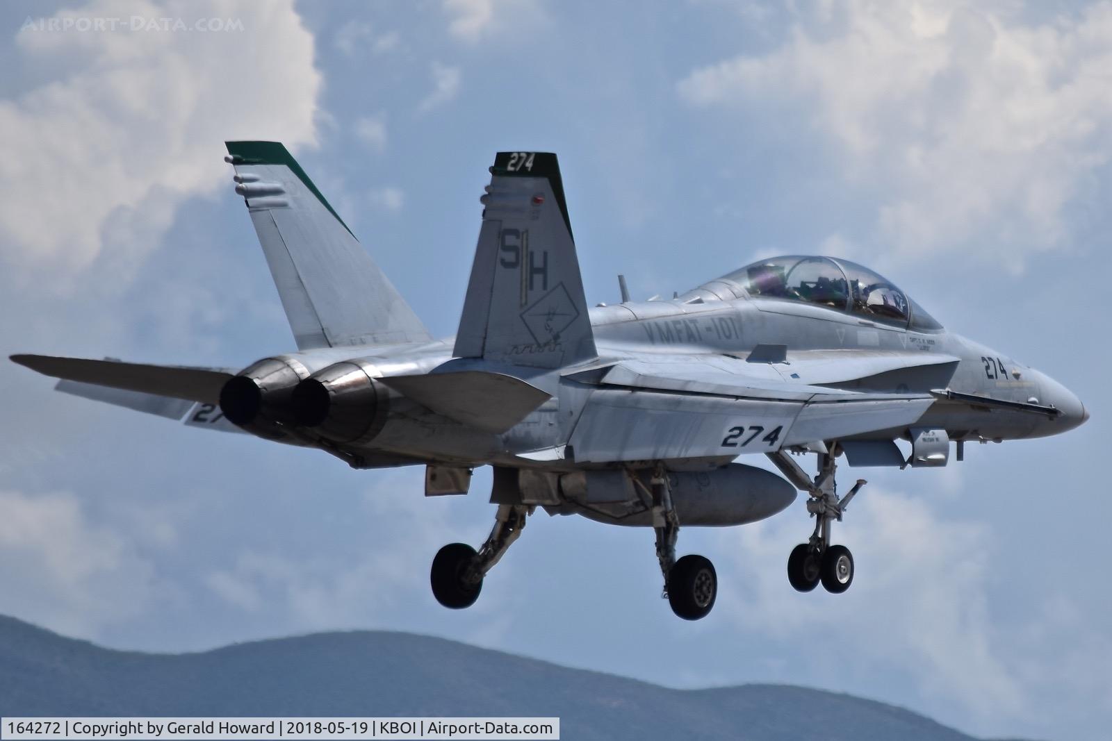164272, 1991 McDonnell Douglas F/A-18D Hornet C/N 1035/D080, Landing RWY 10R. VMFAT-101 