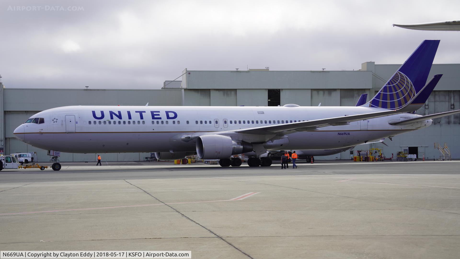 N669UA, 1999 Boeing 767-322 C/N 30025, SFO 2018.