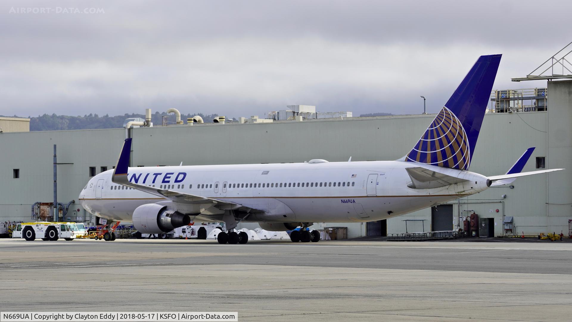 N669UA, 1999 Boeing 767-322 C/N 30025, SFO 2018.