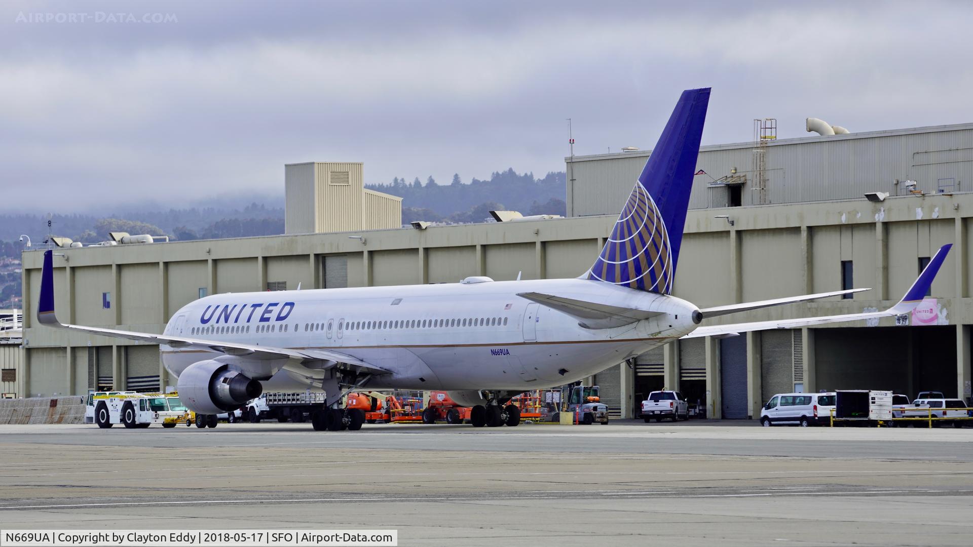 N669UA, 1999 Boeing 767-322 C/N 30025, SFO 2018.