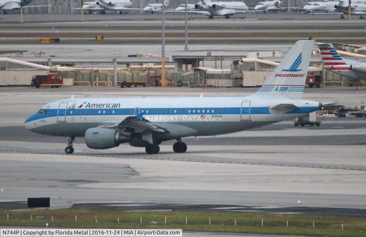 N744P, 2000 Airbus A319-112 C/N 1287, American 