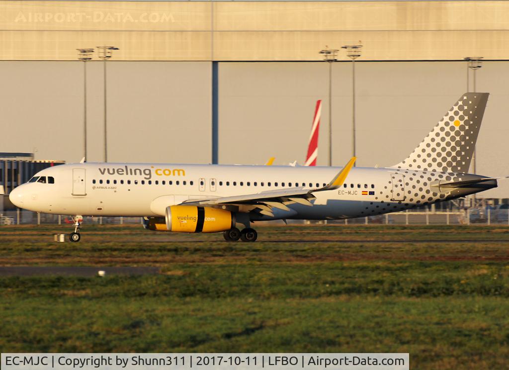 EC-MJC, 2015 Airbus A320-232 C/N 6841, Landing rwy 14R