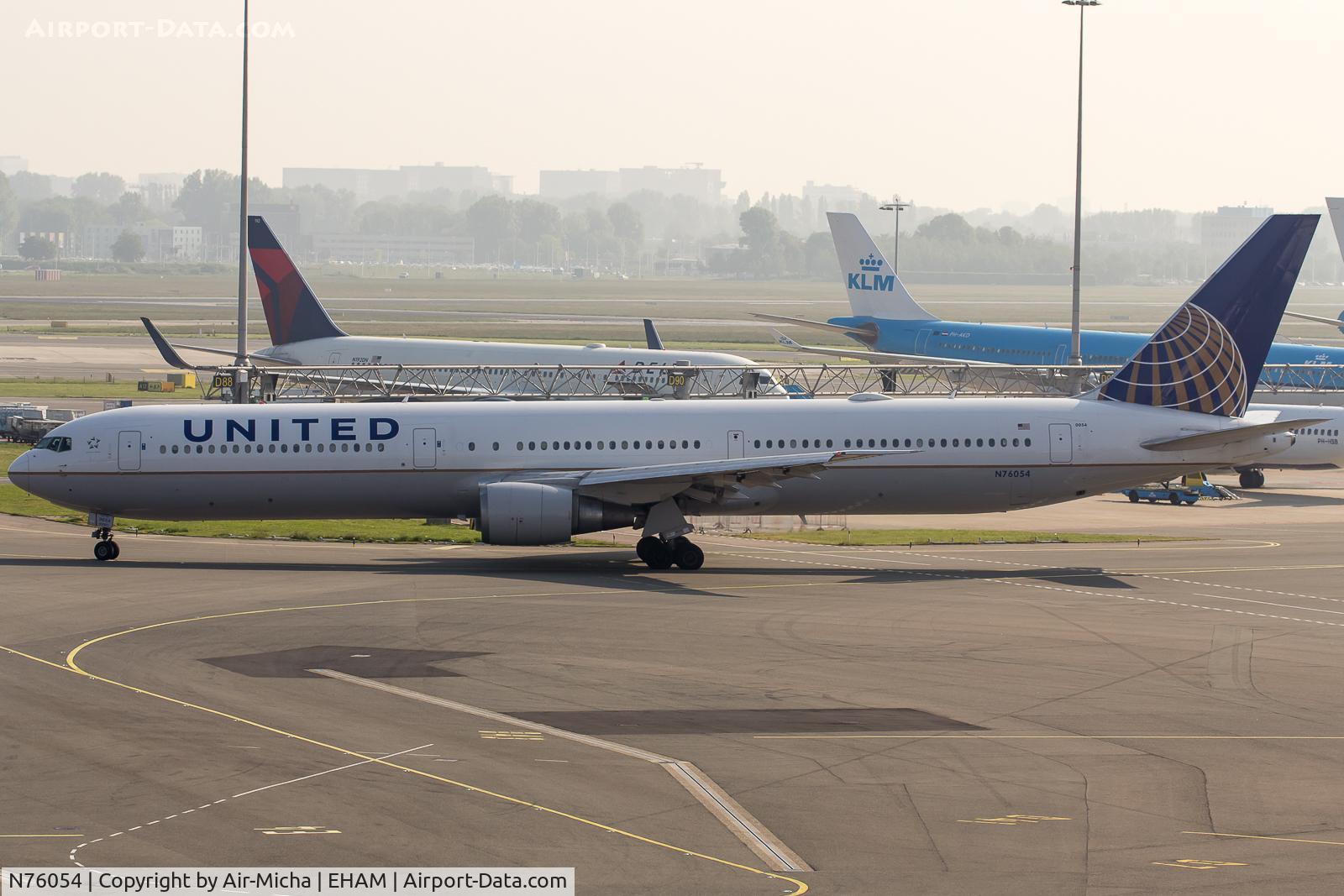 N76054, 2000 Boeing 767-424/ER C/N 29449, United Airlines