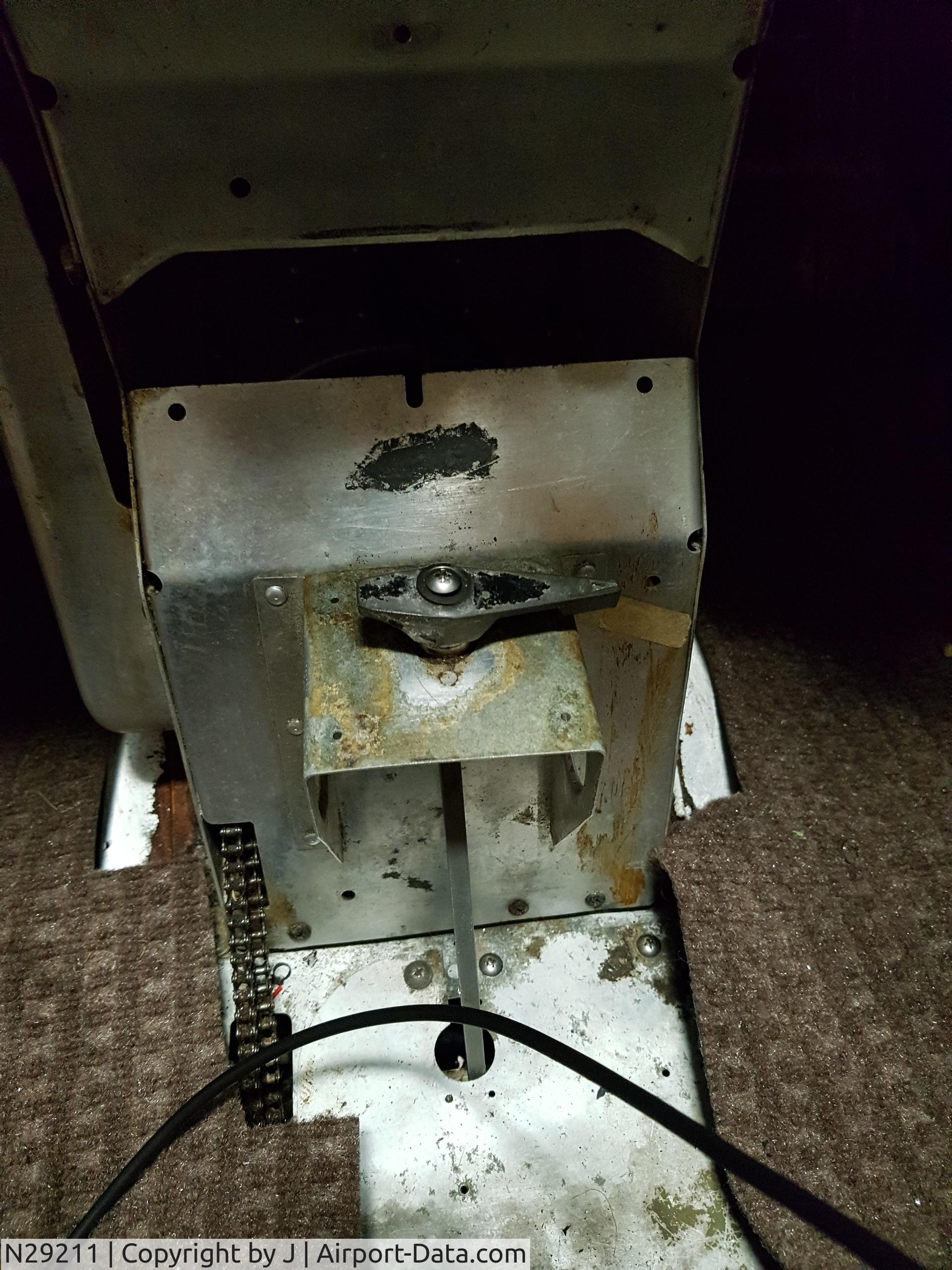 N29211, 1968 Cessna U206C Super Skywagon C/N U206-1166, fuel selector