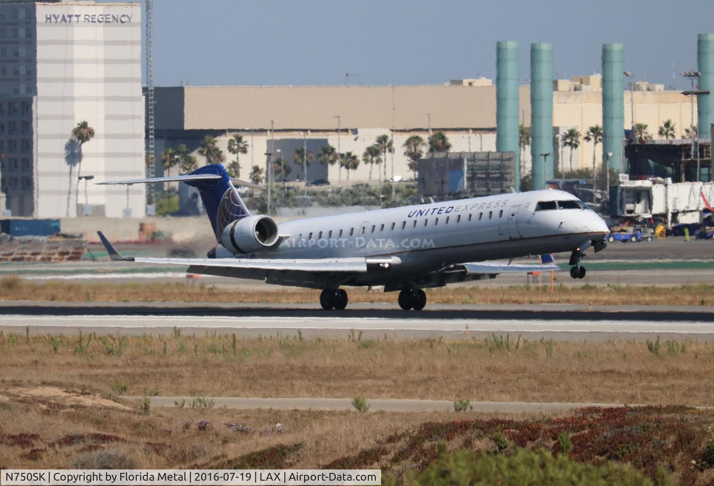 N750SK, 2005 Bombardier CRJ-701ER (CL-600-2C10) Regional Jet C/N 10207, United Express