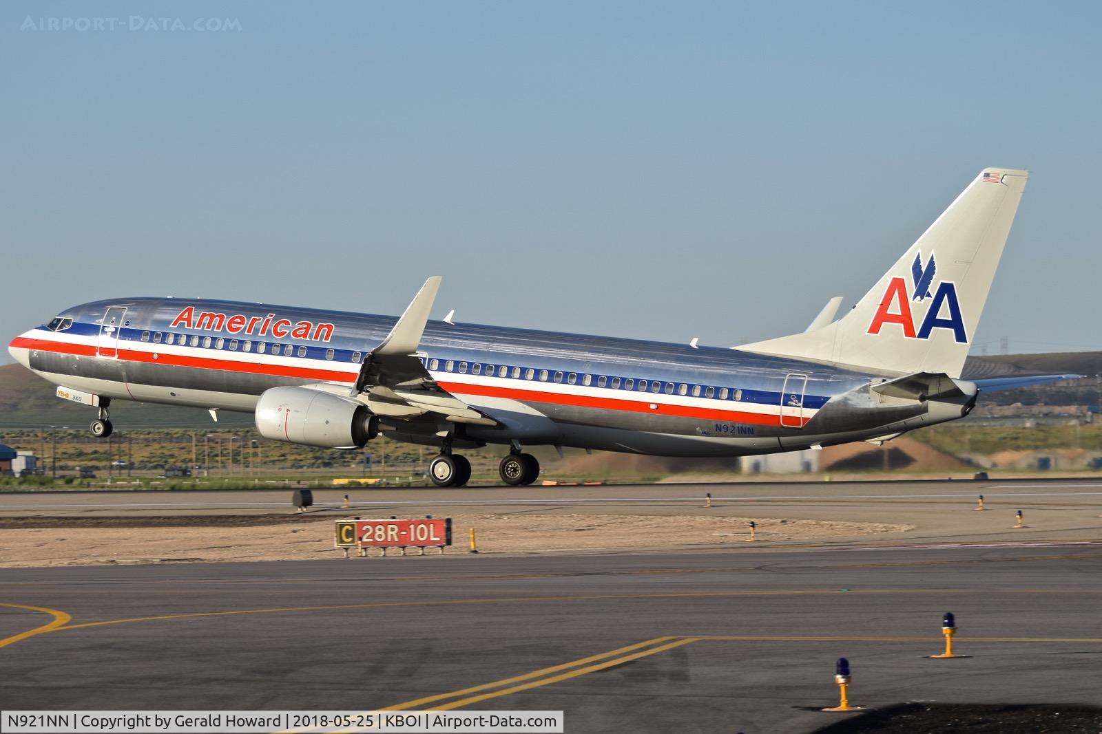 N921NN, 2013 Boeing 737-823 C/N 33229, Take off from RWY 10L.