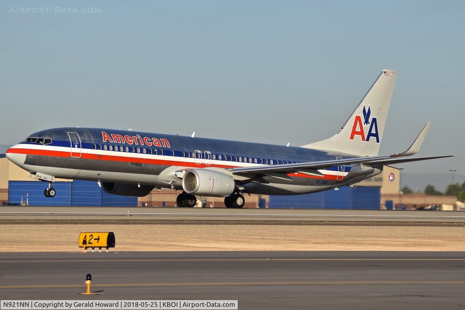 N921NN, 2013 Boeing 737-823 C/N 33229, Take off run on RWY 10L.