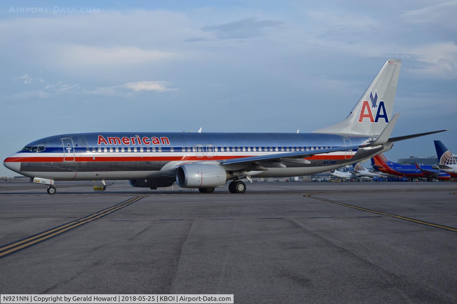 N921NN, 2013 Boeing 737-823 C/N 33229, Taxiing to RWY 10L.