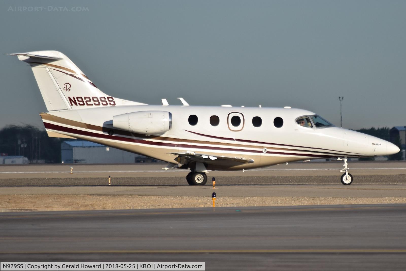 N929SS, 2001 Beech 390 Premier 1 C/N RB-15, Taxiing off RWY 10L.