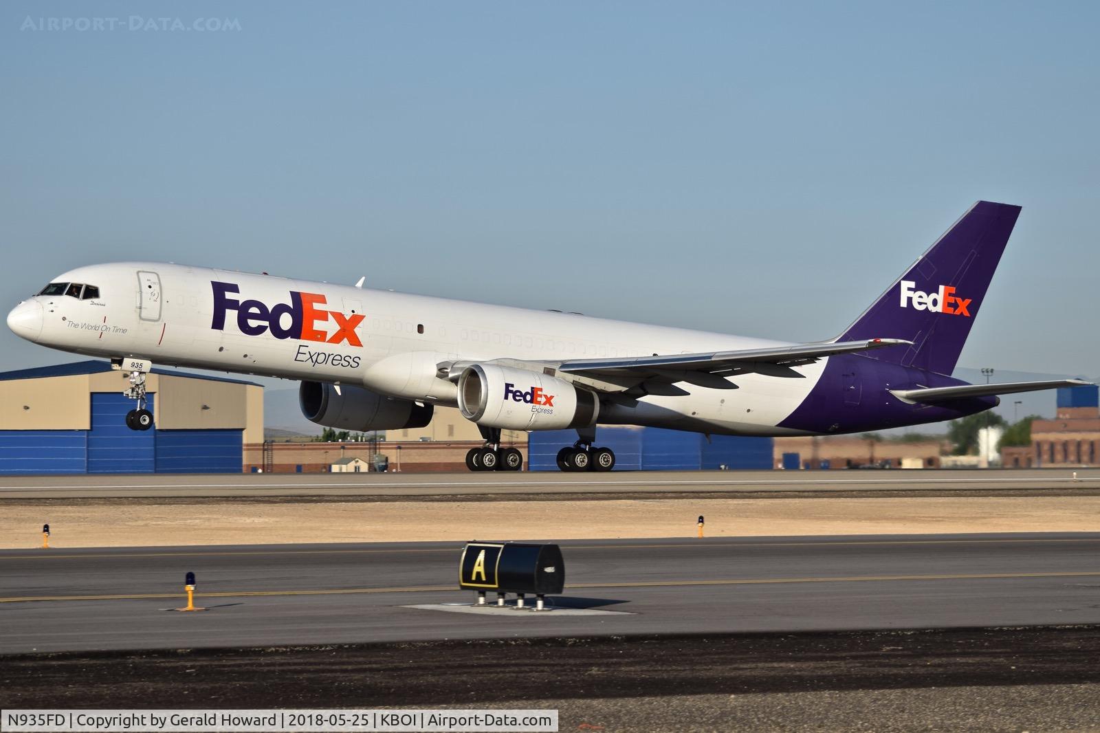 N935FD, 1983 Boeing 757-2T7 C/N 22780, Take off run on RWY 10L.