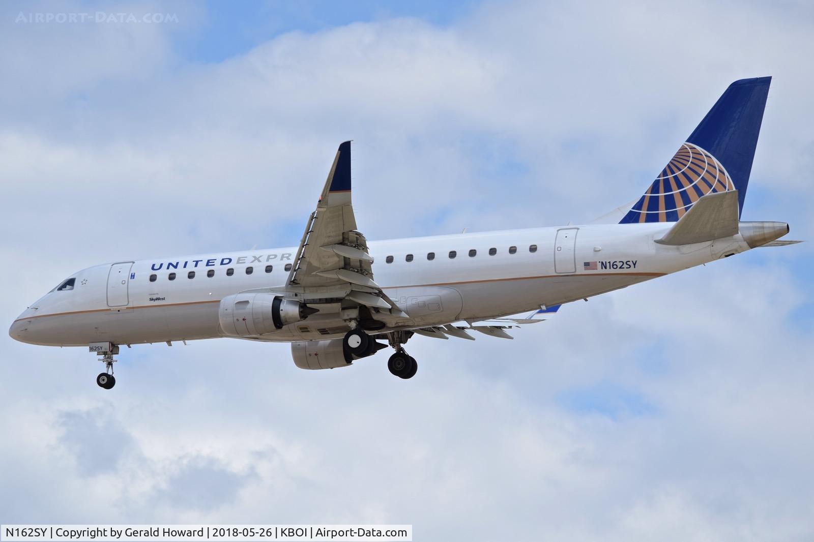 N162SY, 2016 Embraer 175LR (ERJ-170-200LR) C/N 17000576, On final for RWY 28R.