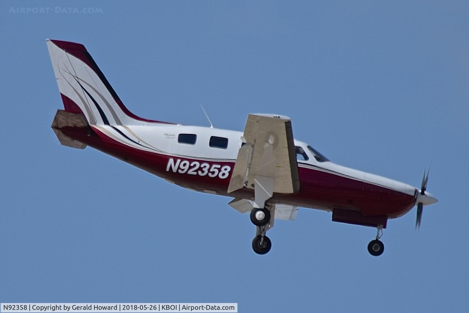 N92358, 1993 Piper PA-46-350P Malibu Mirage C/N 4622147, Landing RWY 28L.