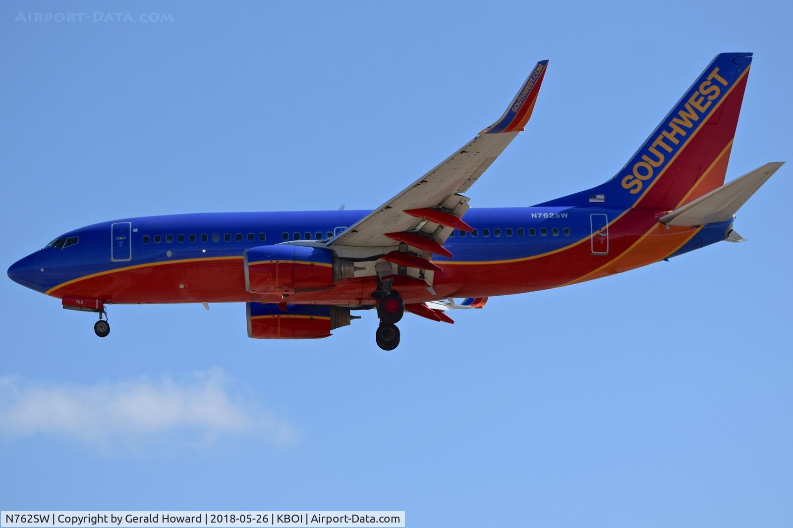N762SW, 2000 Boeing 737-7H4 C/N 27876, Landing RWY 28R.