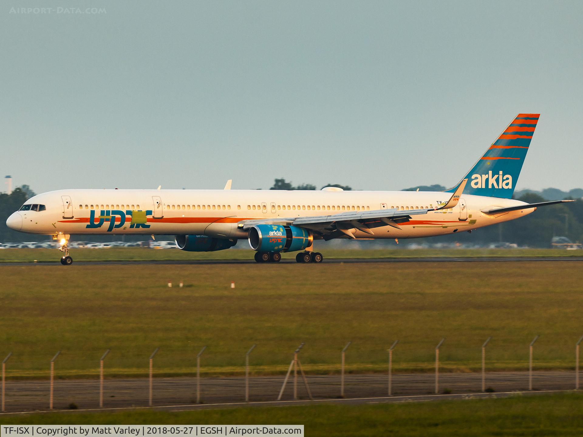 TF-ISX, 2000 Boeing 757-3E7 C/N 30179, Rolling down RWY 09 @ NWI in some low setting sun...