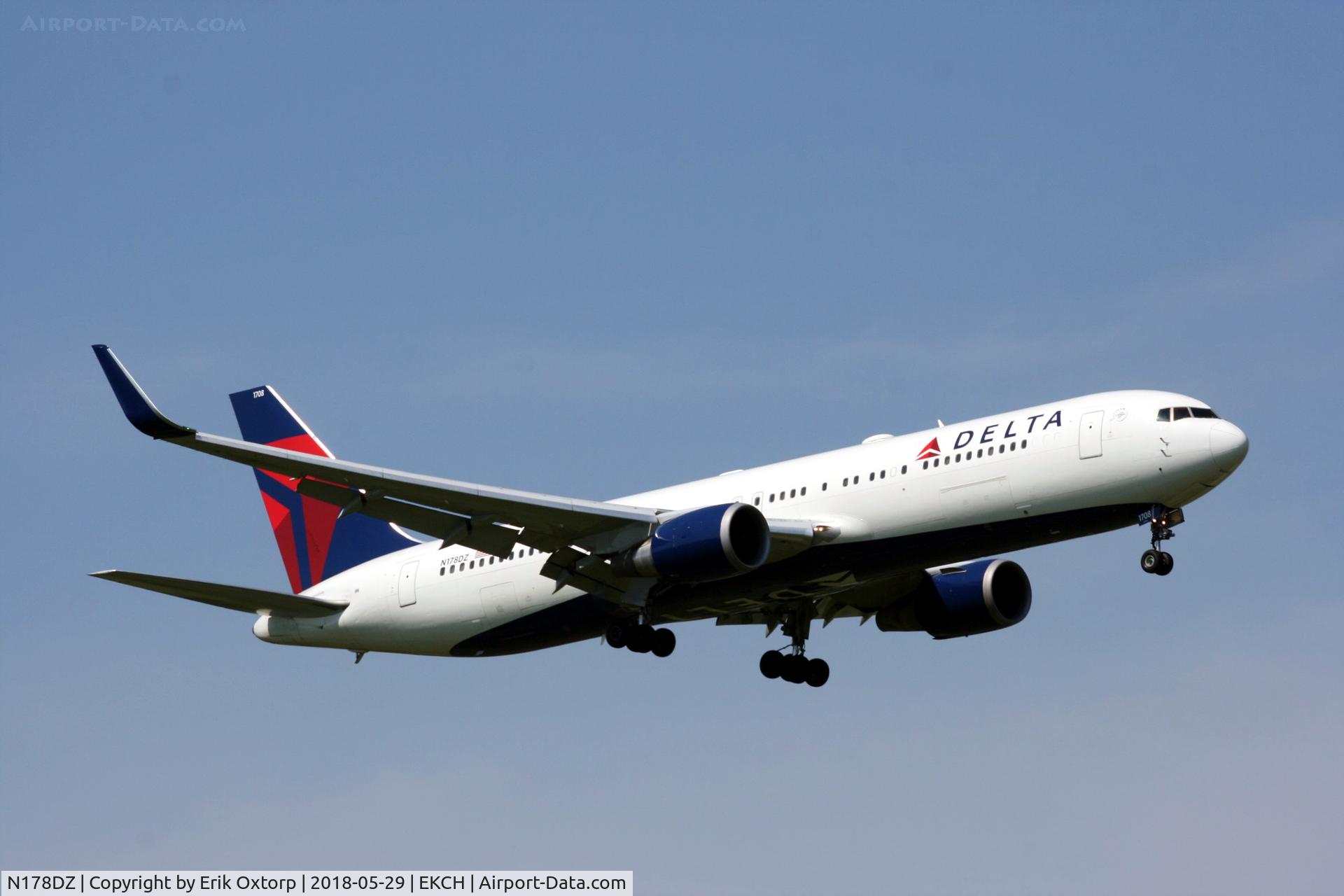 N178DZ, 2000 Boeing 767-332/ER C/N 30596, N178DZ landing rw 04R