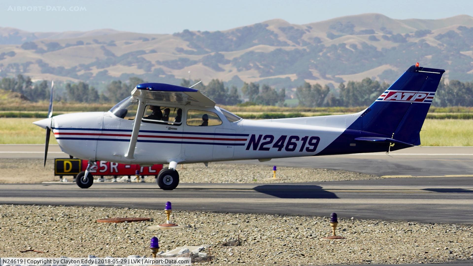 N24619, 2000 Cessna 172R C/N 17280831, Livermore Airport California 2018.