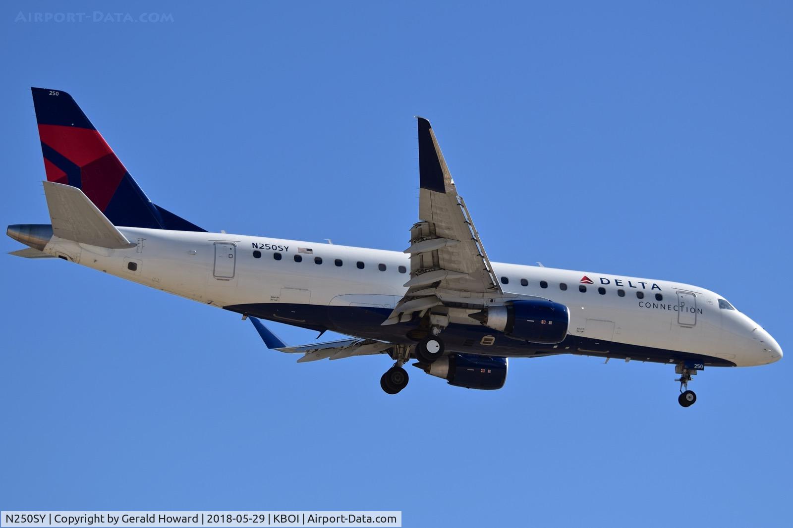 N250SY, 2016 Embraer 175LR (ERJ-170-200LR) C/N 17000610, Landing RWY 10R.