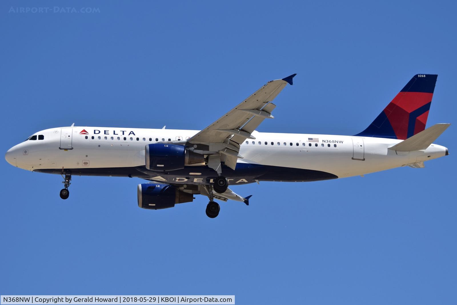 N368NW, 1999 Airbus A320-212 C/N 0996, Landing RWY 28R.