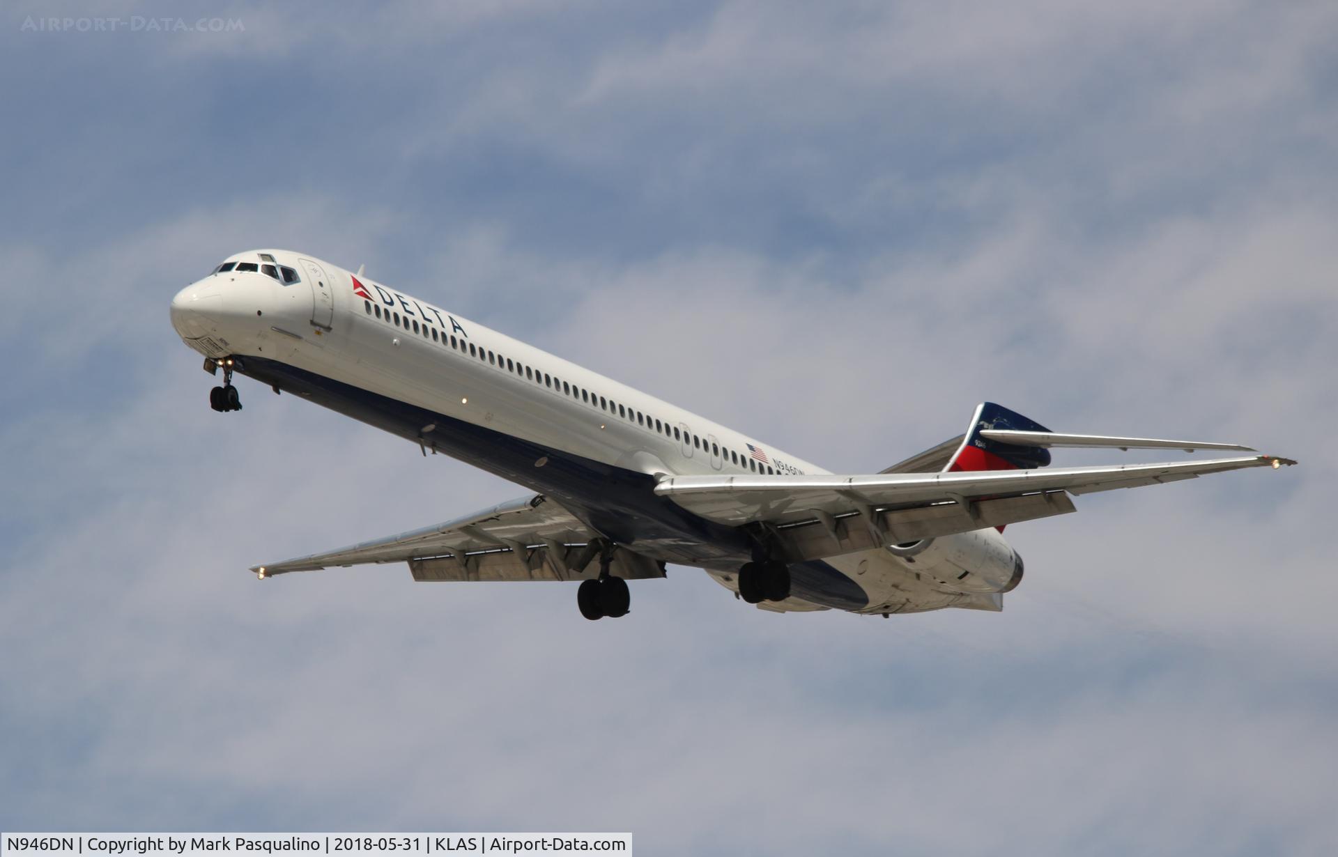 N946DN, 1995 McDonnell Douglas MD-90-30 C/N 53354, MD-90-30