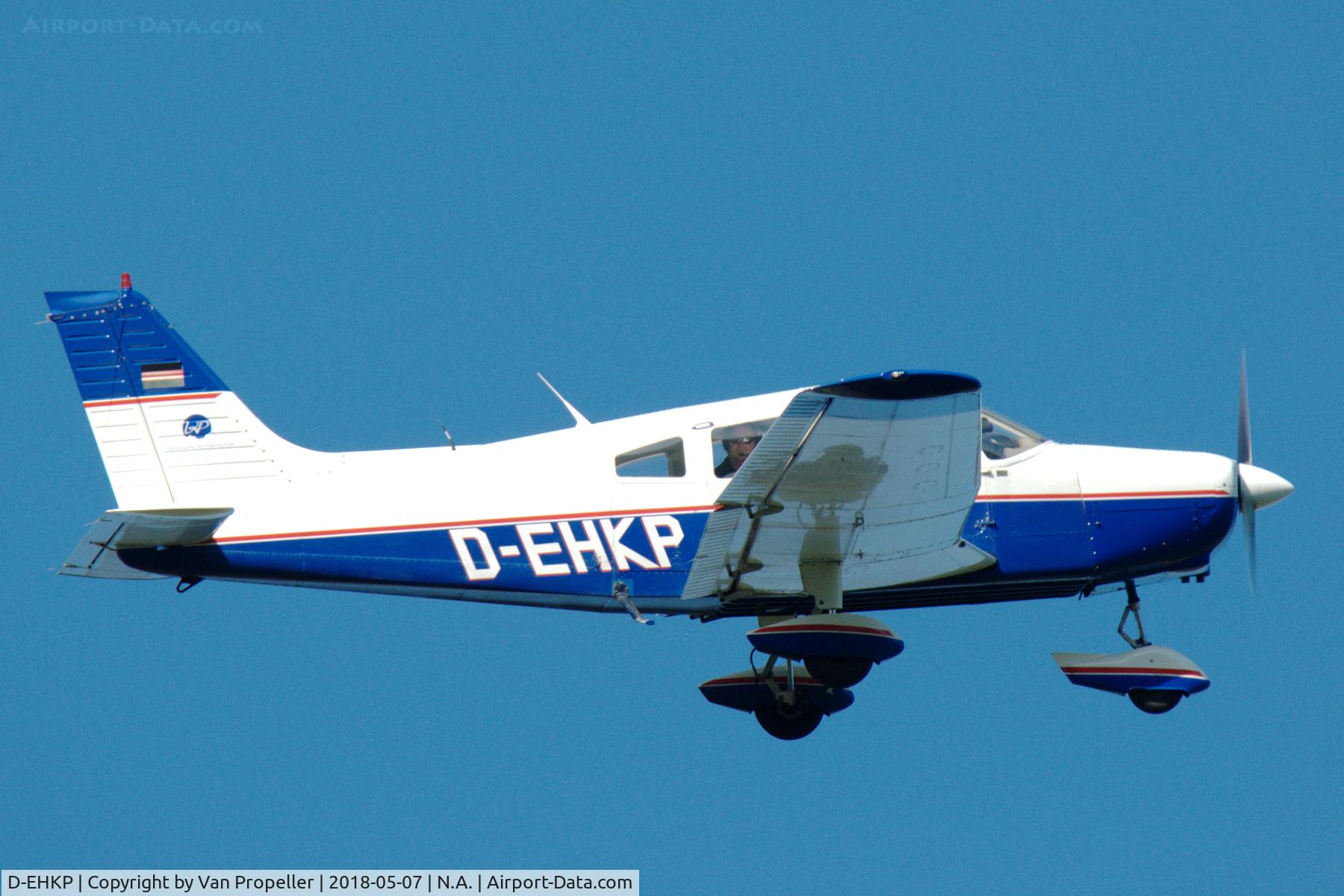 D-EHKP, Piper PA-28-151 Warrior C/N 28-7715088, German Piper PA-28-151 Warrior on a sightseeing flight over the Dutch village of Beuningen (Twente), the Netherlands