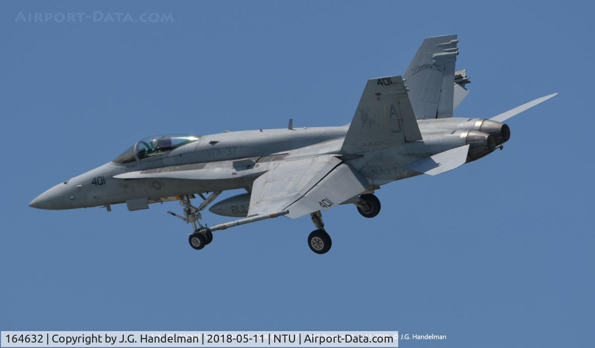 164632, McDonnell Douglas F/A-18C Hornet C/N 1049/C261, Turning into final.