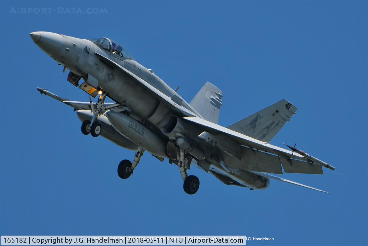 165182, McDonnell Douglas F/A-18C Hornet C/N 1305/C407, Turning on final.