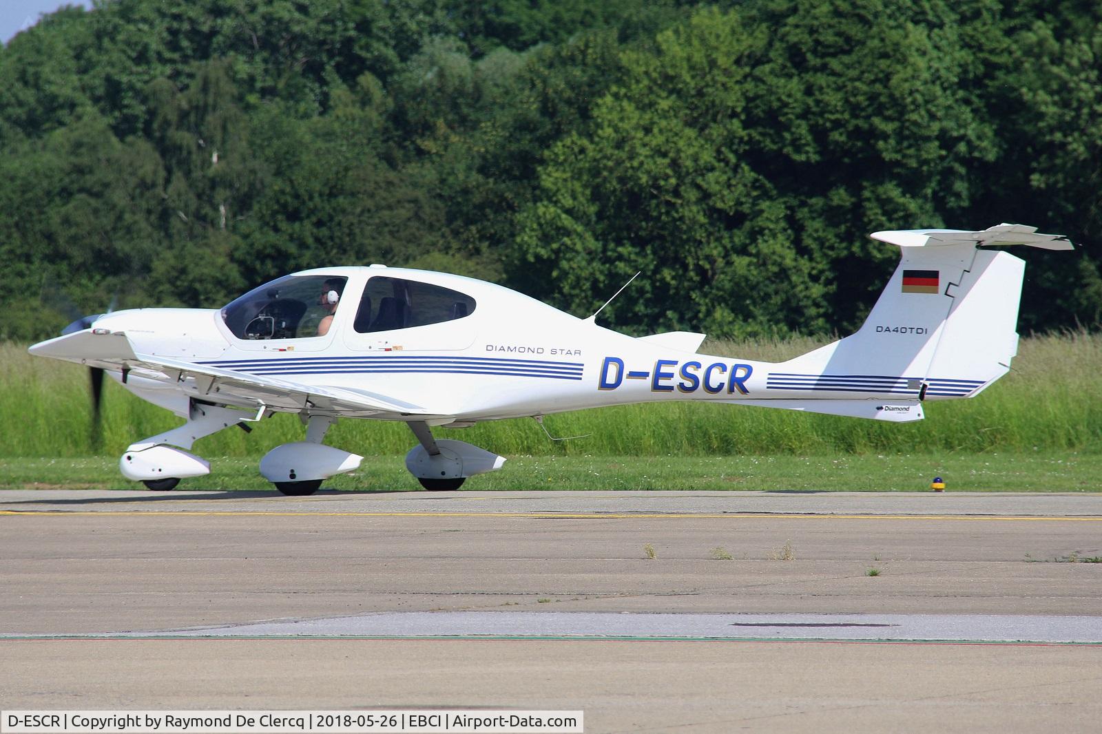 D-ESCR, 2004 Diamond DA-40D Diamond Star C/N D4.101, Taxiing.