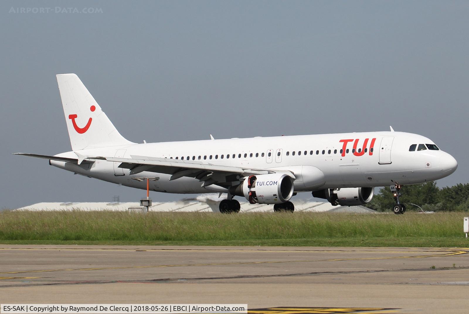 ES-SAK, 1998 Airbus A320-214 C/N 888, Landing at Gosselies.