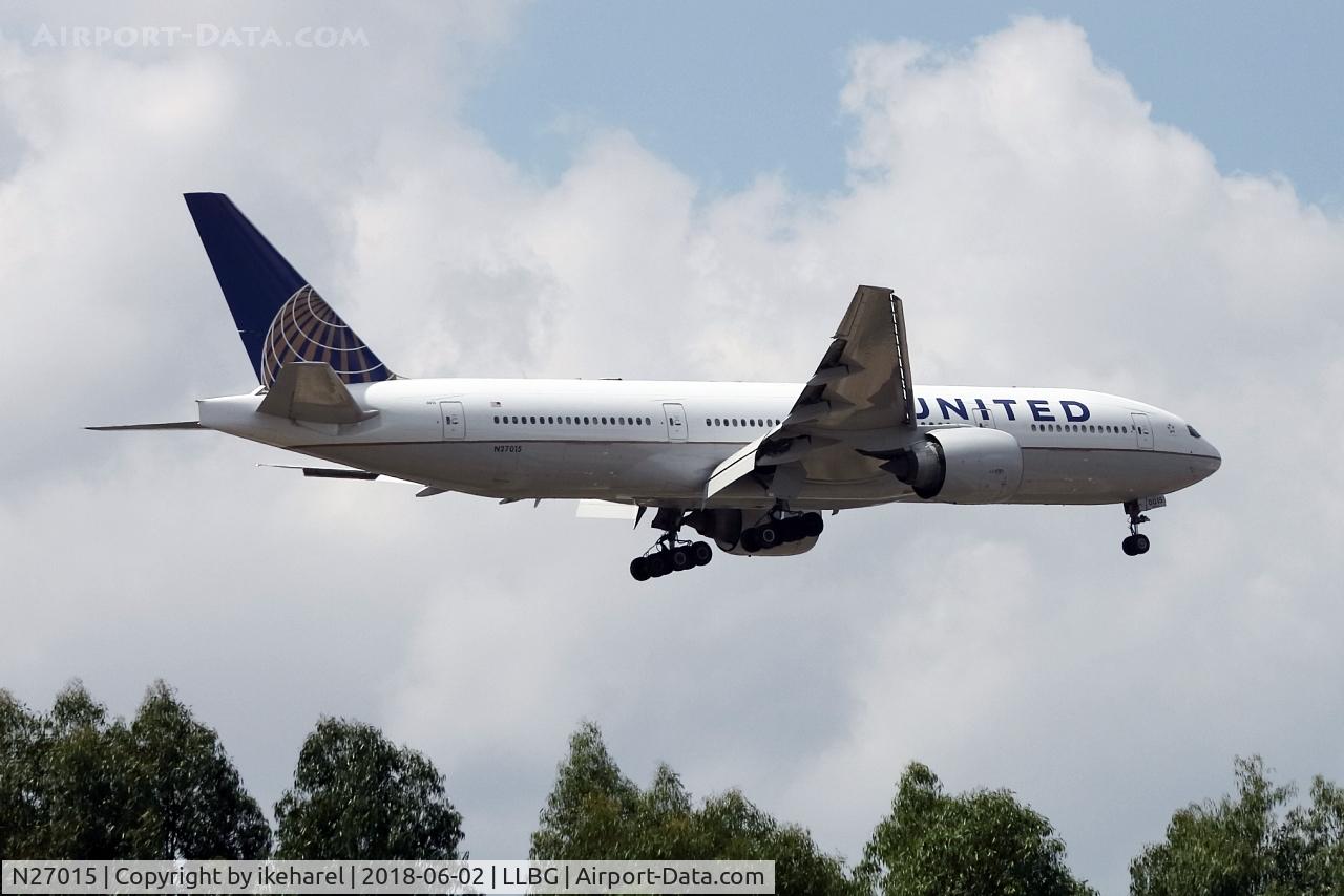 N27015, 2000 Boeing 777-224/ER C/N 28678, Seconds before landing on runway 26.