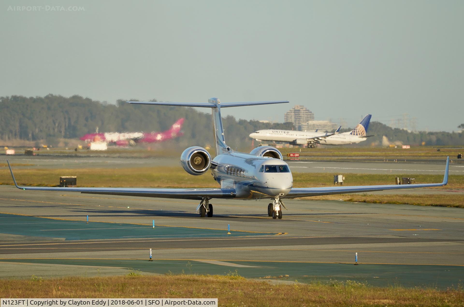 N123FT, 1998 Gulfstream Aerospace G-V C/N 549, SFO 2018.