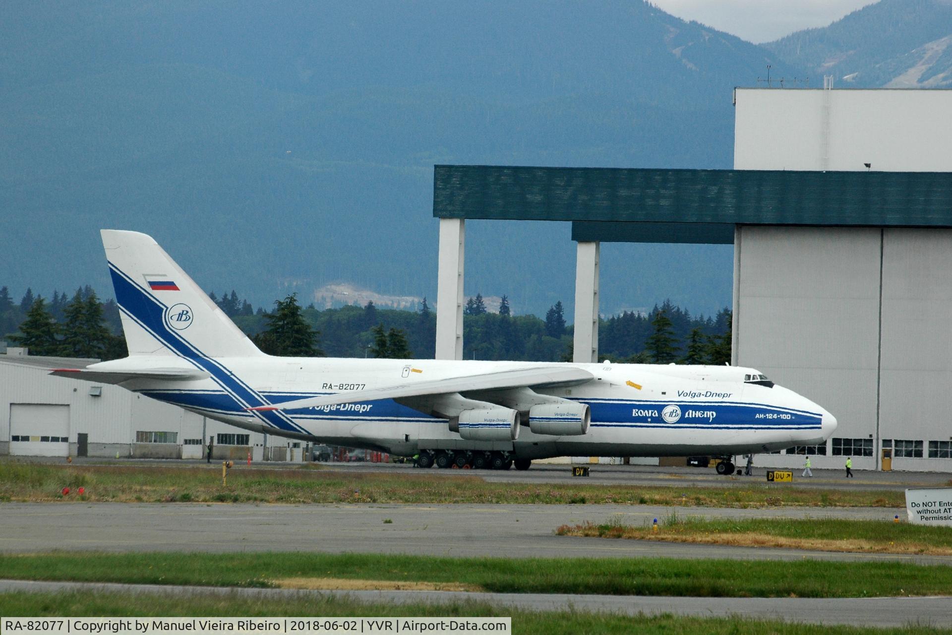 RA-82077, 1995 Antonov An-124-100 Ruslan C/N 9773054459151/0709, At YVR to pick up helicopters.