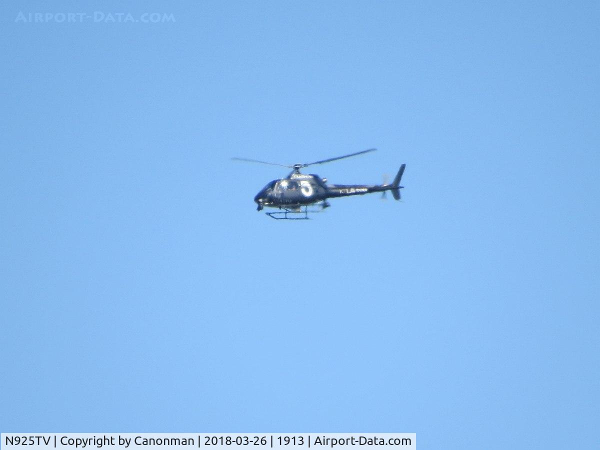 N925TV, 2007 Aerospatiale AS-350B-2 Ecureuil C/N 4372, Taking pictures