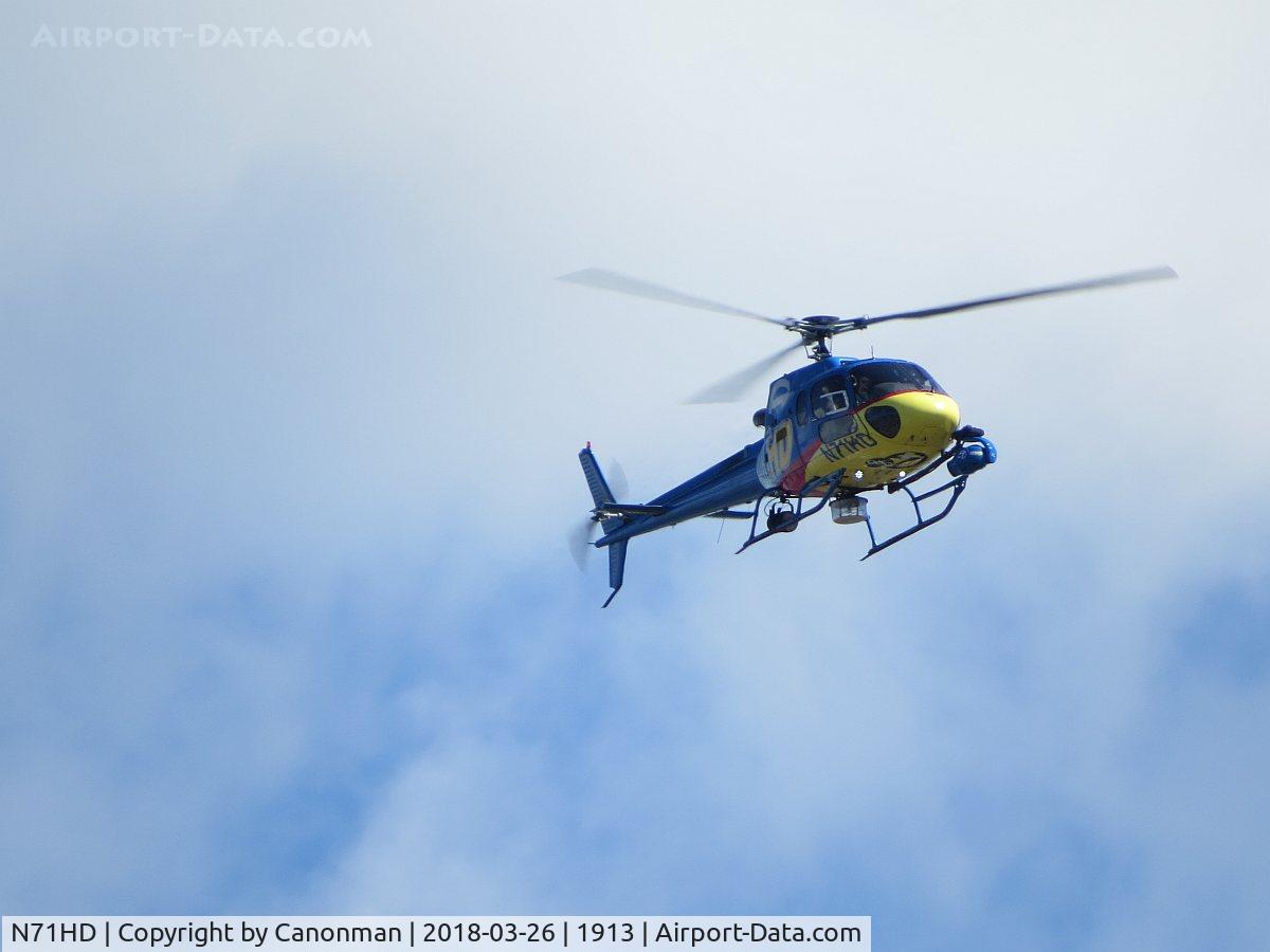N71HD, 2004 Eurocopter AS-350B-2 Ecureuil Ecureuil C/N 3849, Taking pictures