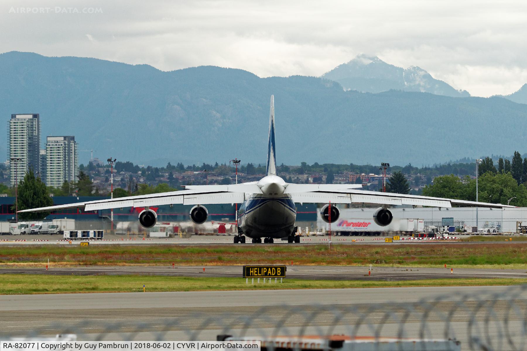 RA-82077, 1995 Antonov An-124-100 Ruslan C/N 9773054459151/0709, @ YVR to load two Sikorsky S-61N's you see in the shots.