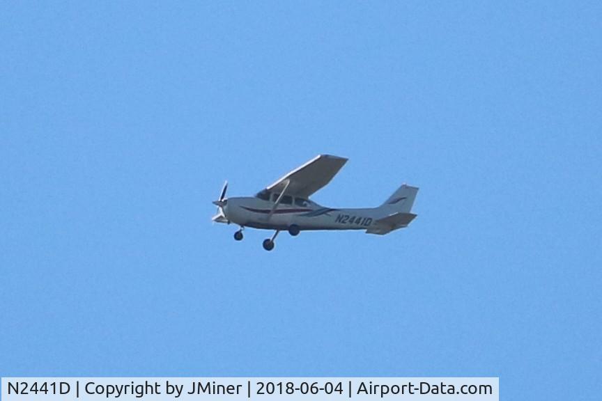 N2441D, 2000 Cessna 172R Skyhawk C/N 17280983, Flying over Burlington IL.