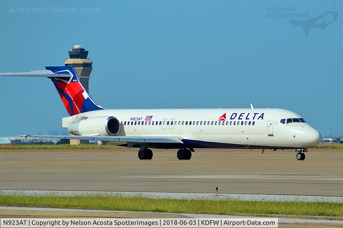 N923AT, 2005 Boeing 717-200 C/N 55051, Taxing for Runway 35L Departure.