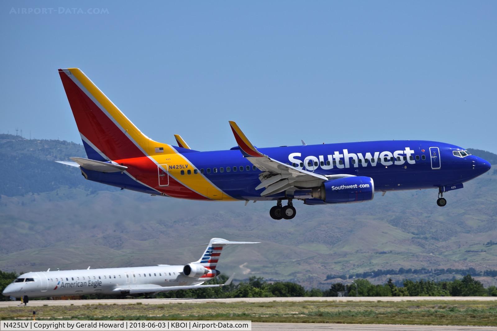 N425LV, 2002 Boeing 737-7H4 C/N 29829, Landing RWY 10R.